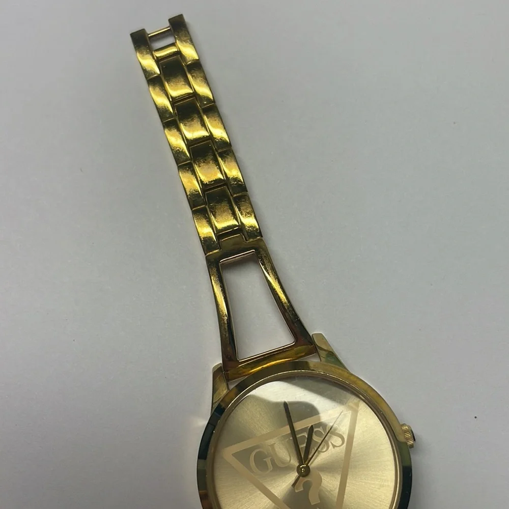 Guess woman’s gold